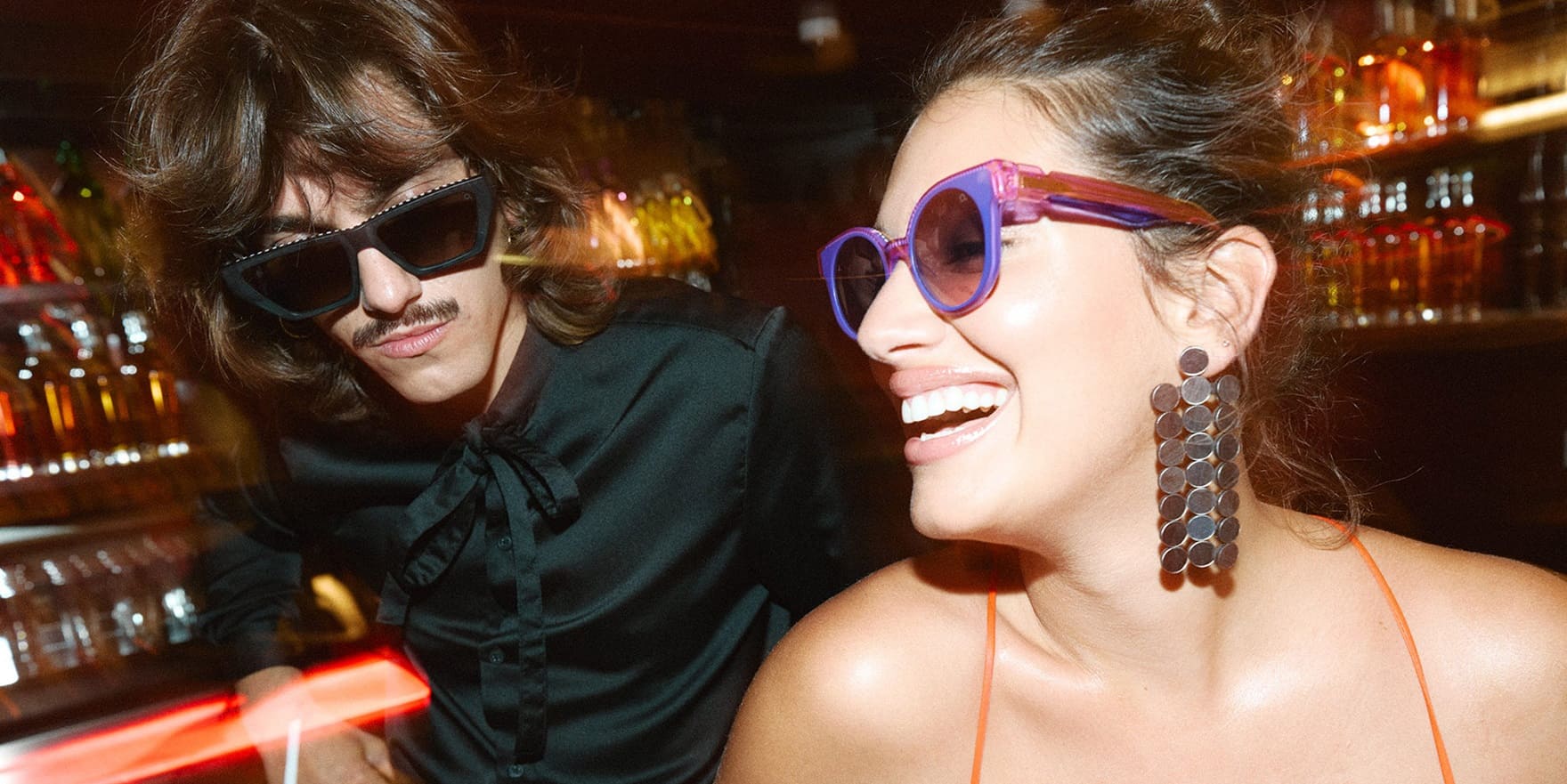 Junges Paar mit Etnia Barcelona Sonnenbrillen von Optiker Gronde