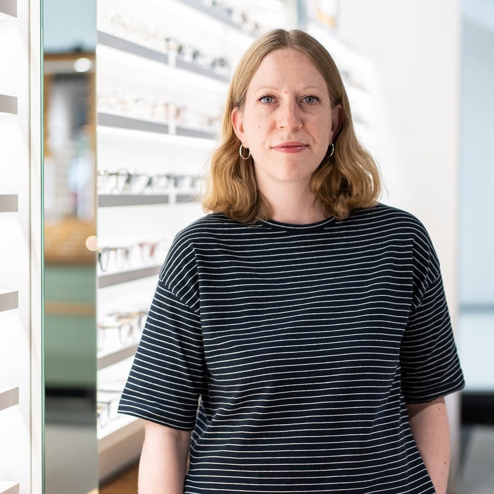 Linda Henning, Fachverkäuferin der Augenoptik bei Optiker GRONDE, Augsburg, am Hauptbahnhof