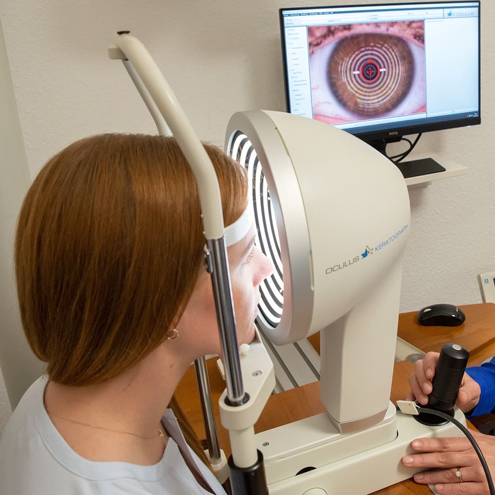 Kontaktlinsen-Anpassung mit Keratograph beim Augenoptiker. Dann passen die Linsen wie ein Maßanzug