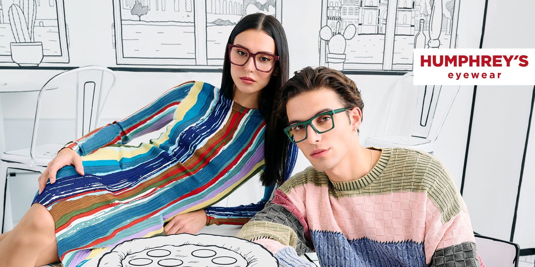 Junges Paar in bunt gestreifter Kleidung. Beide tragen eine auffällige Brille von Humphrey´s Eyewear
