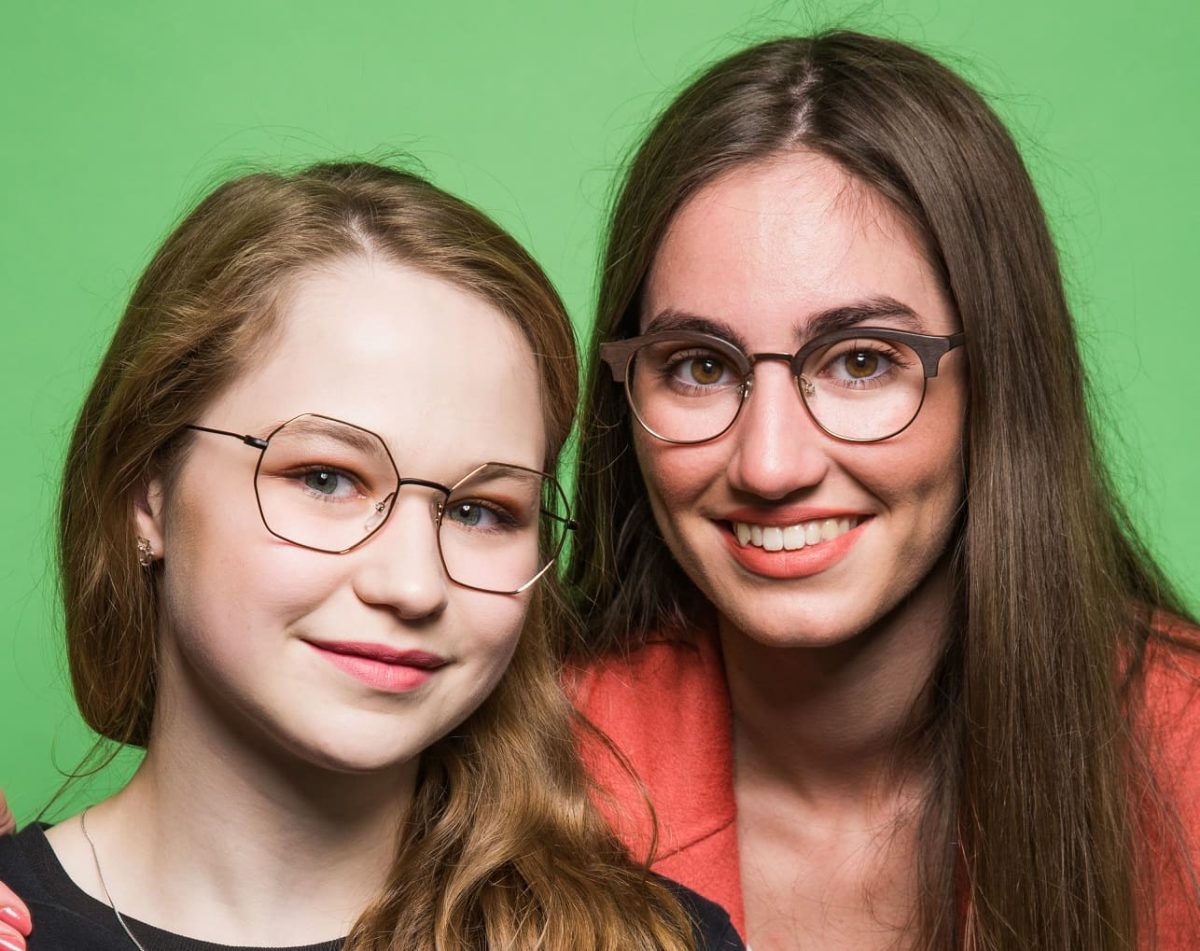 Zwei junge Frauen tragen Etnia Street und Nika Brillen von Gronde Sehen und Hören