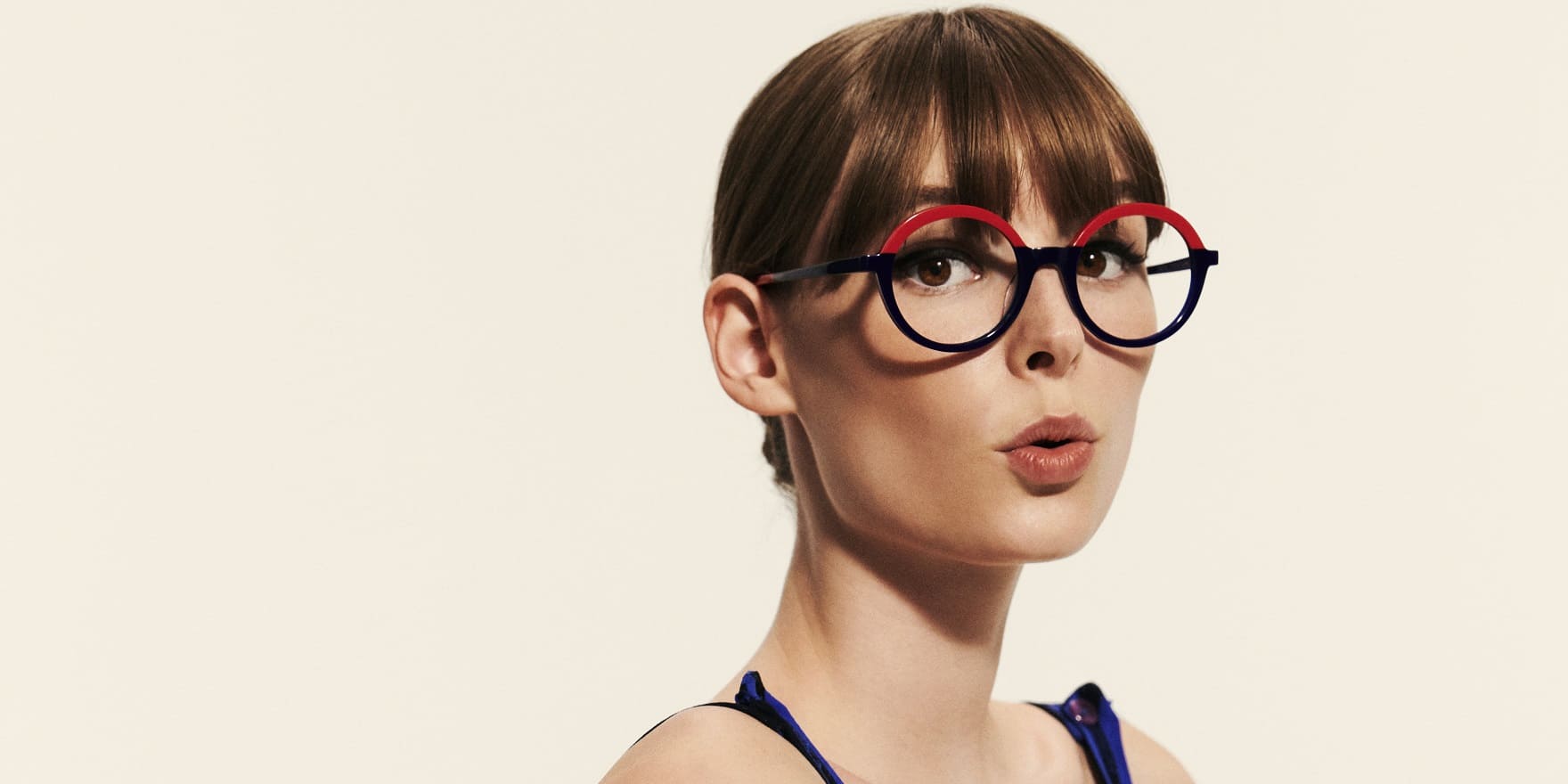 Junge Frau mit witziger, schwarz-roter WOOW Brille von Optik Gronde