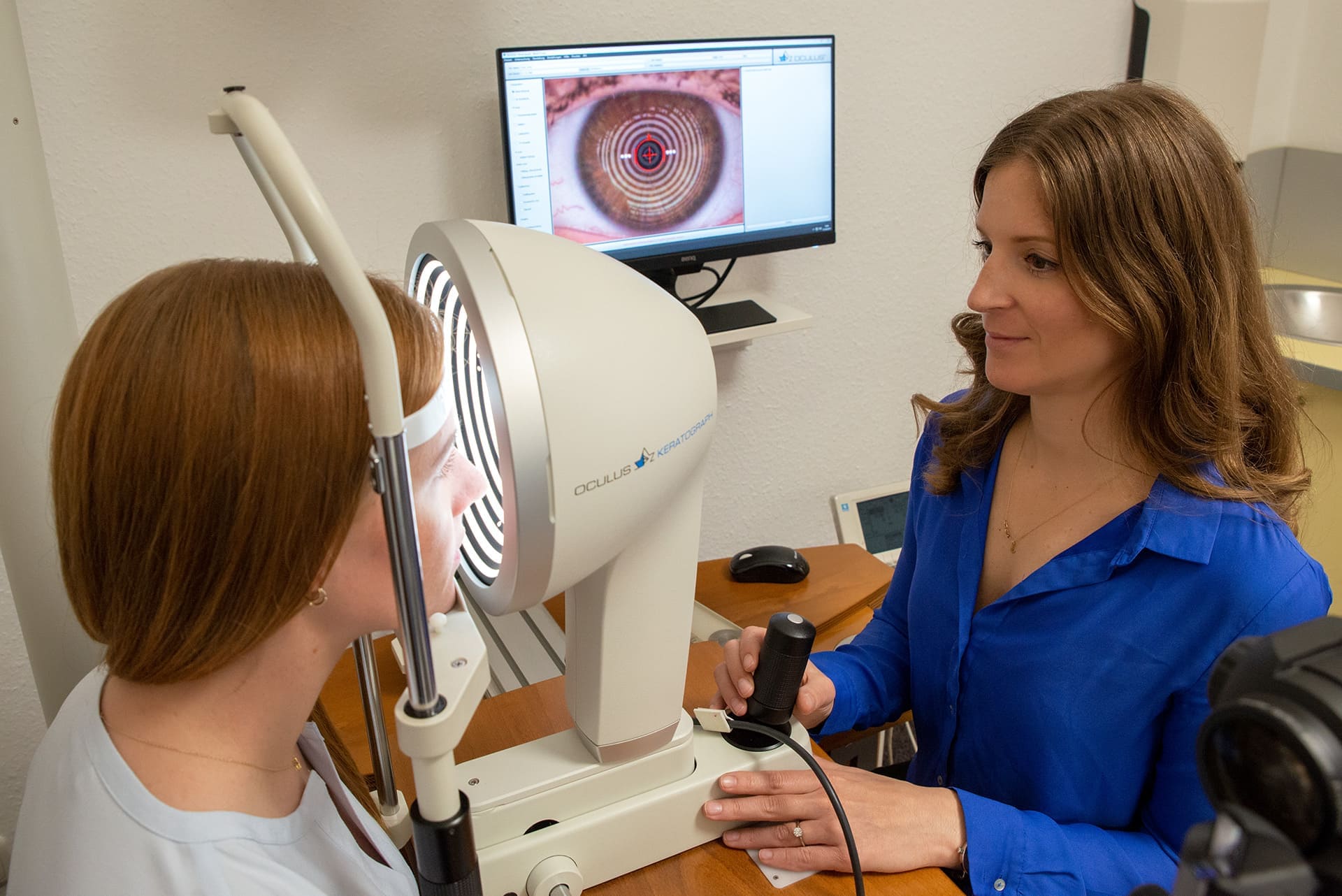 Sehtest mit Hornhaut-Screening mit dem Keratographen bei Optiker Gronde, Querformat