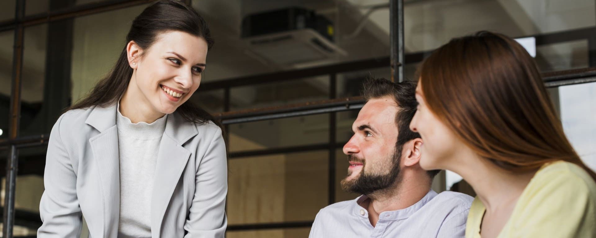 Augenoptikermeisterin als Führungskraft mit zwei Teammitgliedern bei Optiker GRONDE