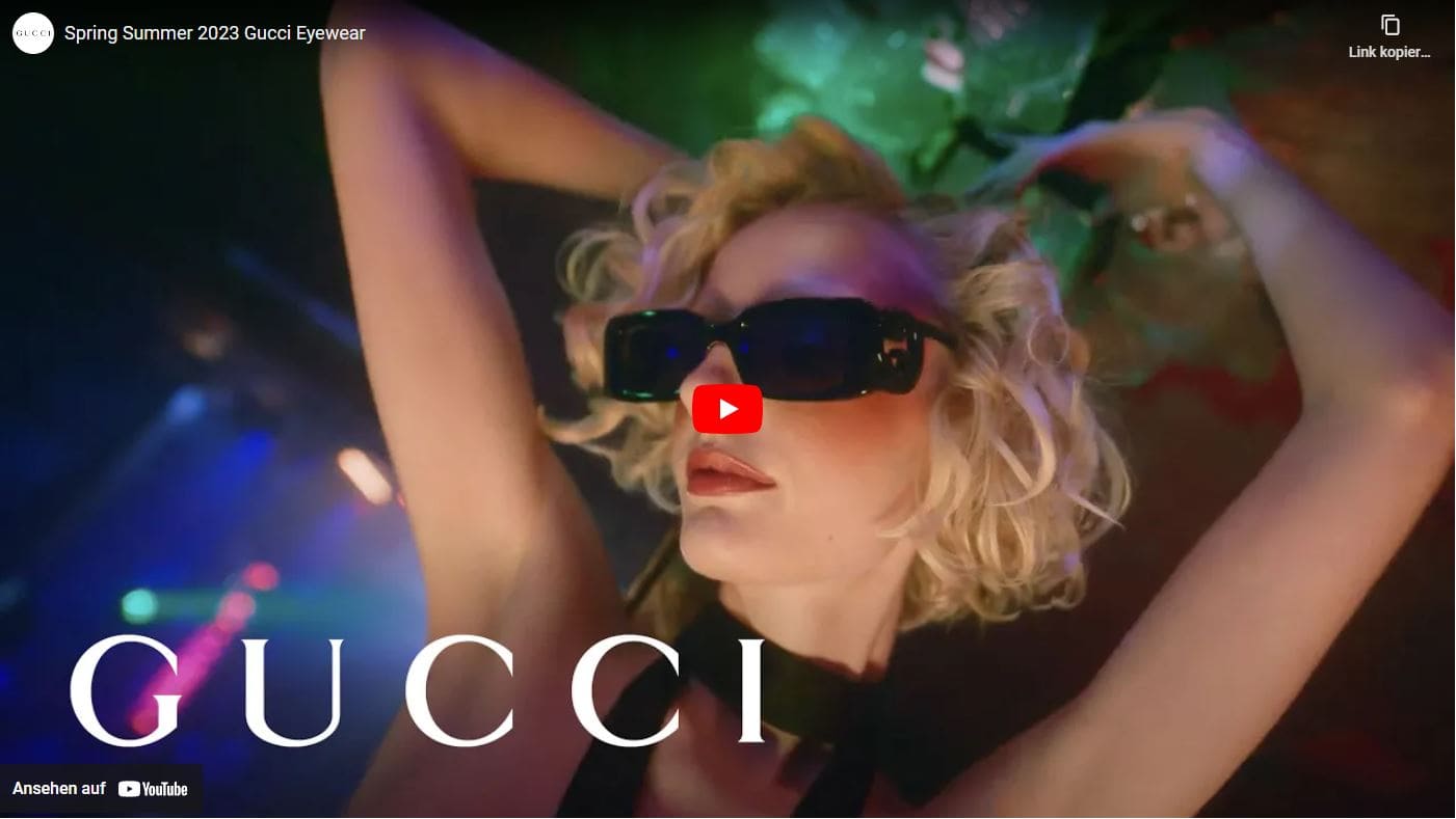 Tanzende Blondine mit Gucci Sonnenbrille in der Gucci Brillen und Sonnenbrillen Kampagne 2023. Bei Optiker Gronde