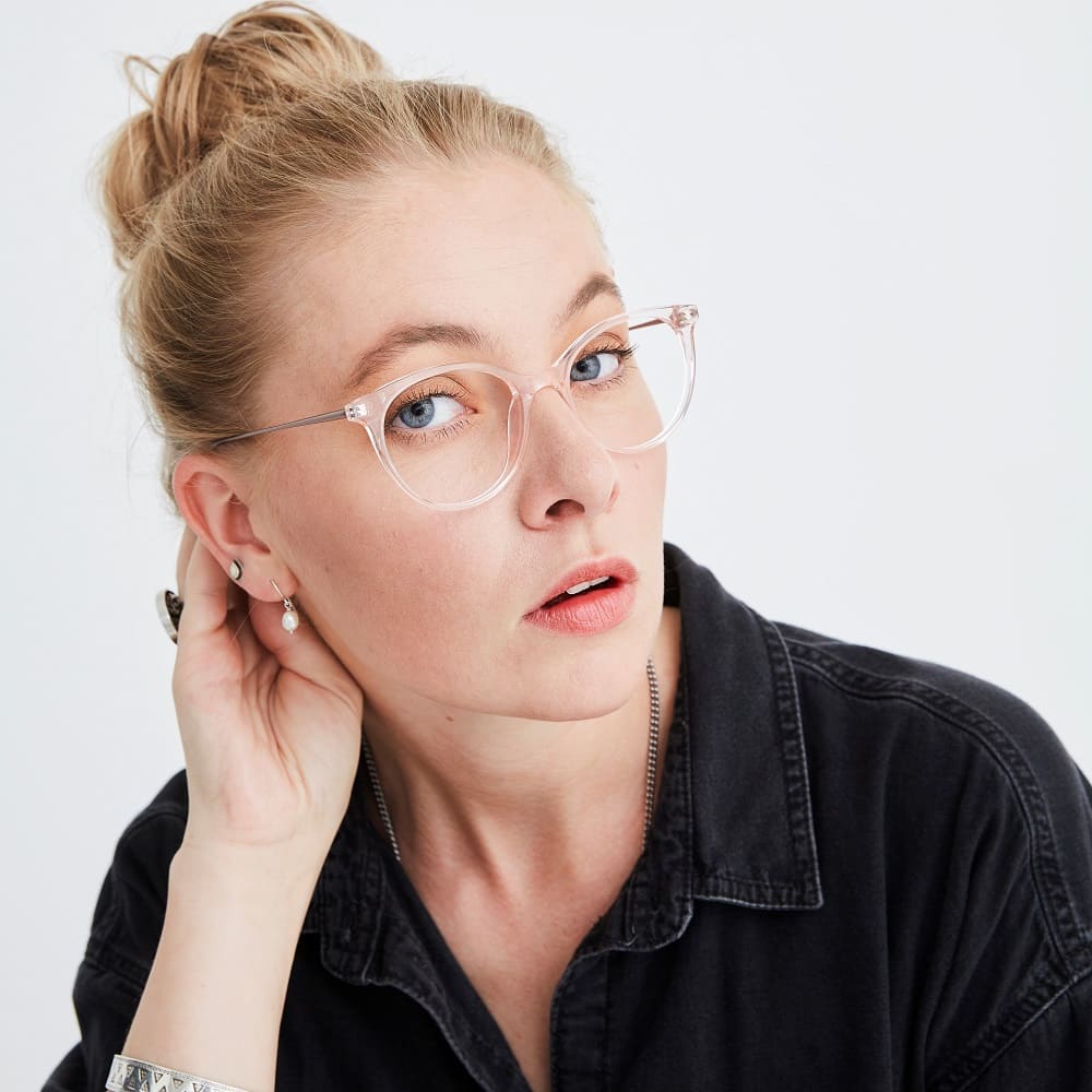 Junge blonde Frau mit Dutt und Prodesign Brille Conical 1 in Farbe 4215 von Optiker Gronde
