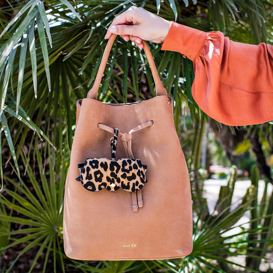 ANY_DI_BucketBag-LightBrown_SunCover-LeoFur