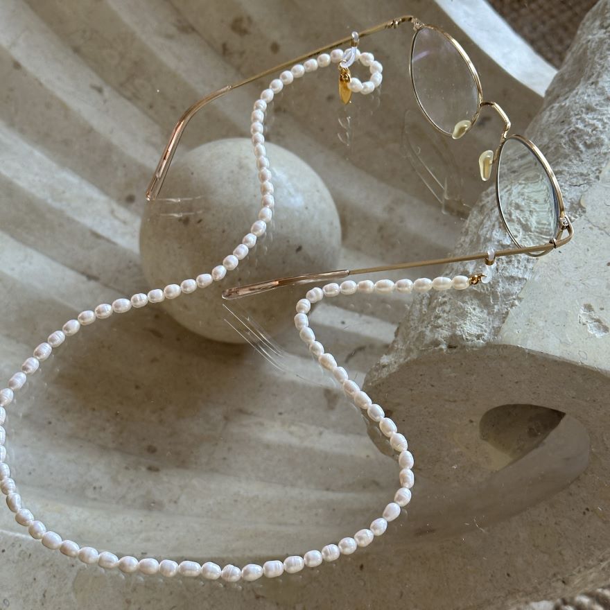 Brillenkette Pearly aus Naturperlen, von Sunnycord by Cocobonito, auf Steinmuschel. Bei Optiker Gronde