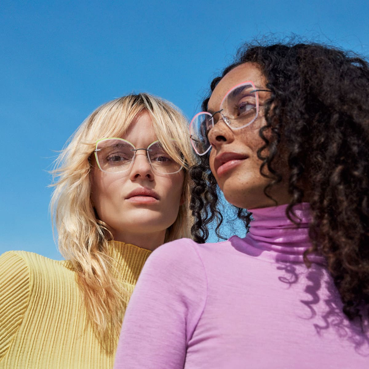 Blonde und dunkelhaarige Frau mit großen, leichten Silhouette Brillen TMA LaLigne in beige und rosa von Optiker Gronde