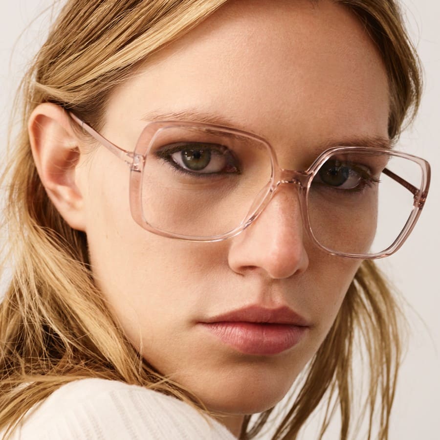 Junge Blondine mit großer zartrosa-transparenter Marc O'Polo-Brille von Optiker GRONDE