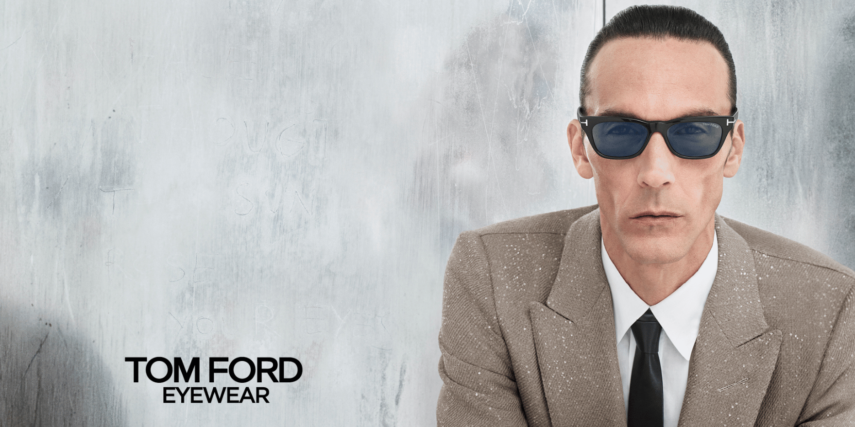 Junge Frau mit fliegenden Haaren und silberner Tom Ford Brille im Pilotenstil von Optiker Gronde