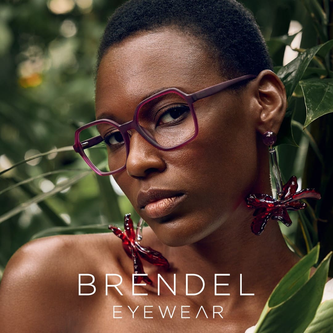 Schöne schwarze Frau mit dunkelroter Brendel Brille 903177-50 von Optiker Gronde