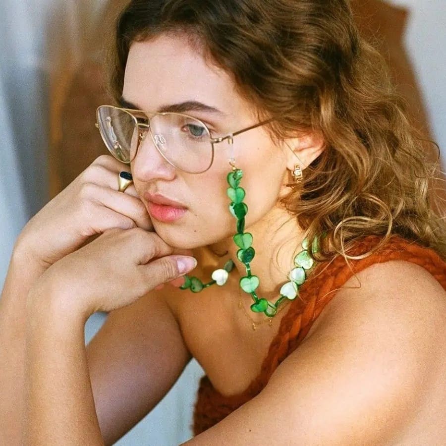 Junge Frau mit Brillenkette Green Hearts von Cocobonito Sunnycords bei Optiker Gronde