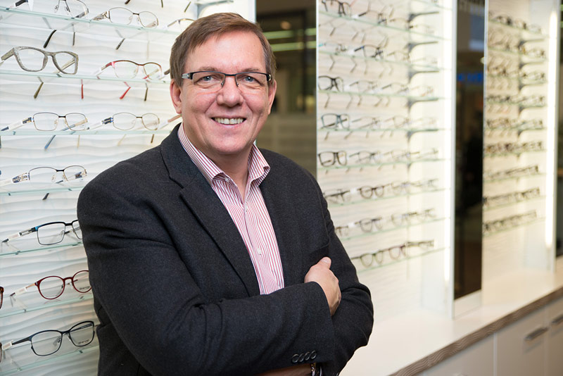 Horst Altenfeld Augenoptikermeister, Kontaktlinsenspezialist und Low-Vision-Spezialist bei Gronde in Augsburg im Schwabencenter