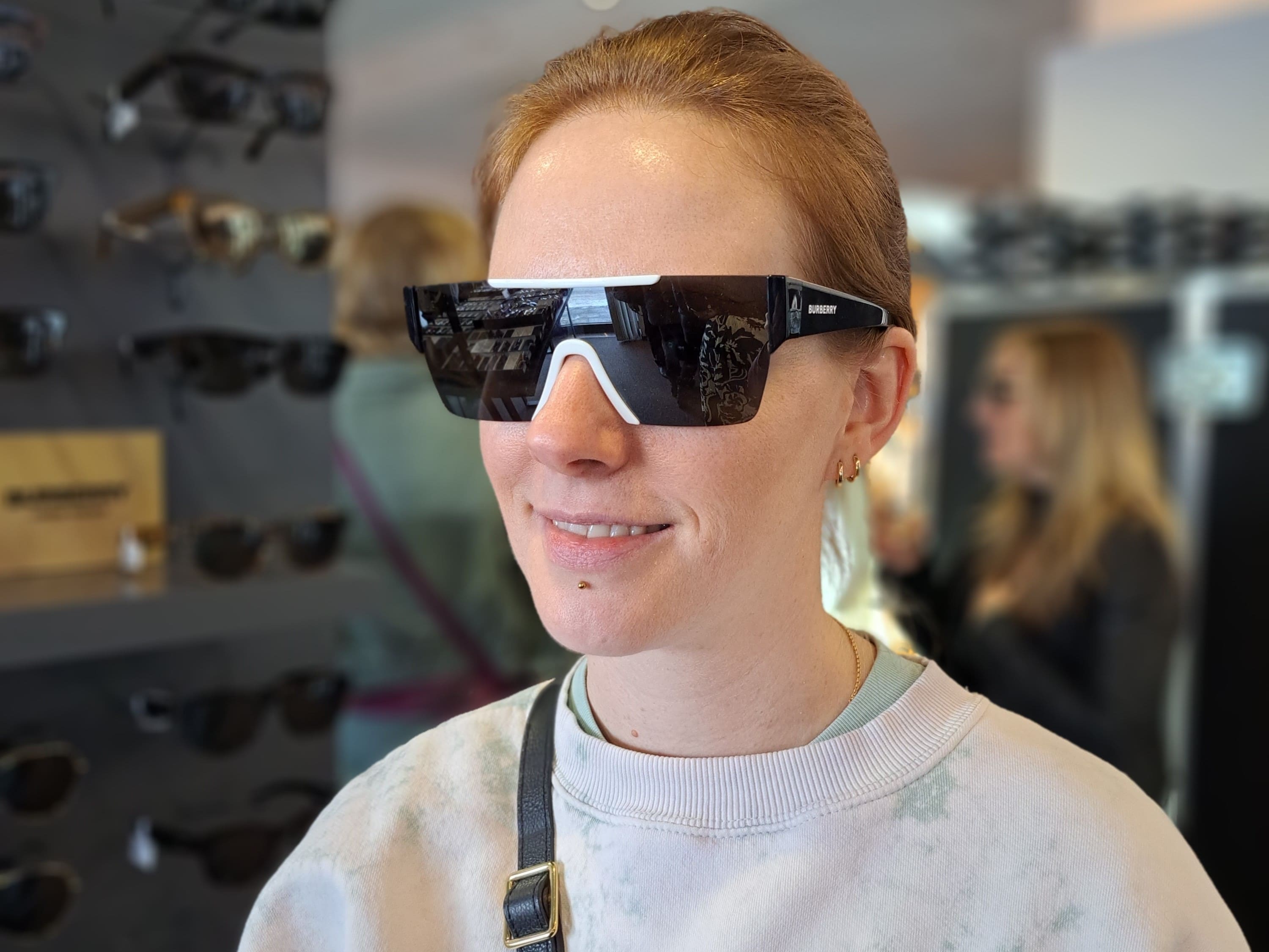 Junge Frau zeigt sportliche Brille und Brillentrend 2024 "athleisure" im Blog von Optiker Gronde