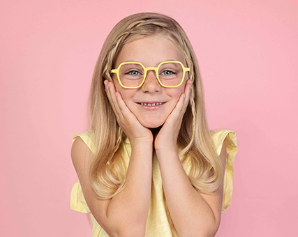 Mädchen trägt gelbe Kinderbrille von Gronde