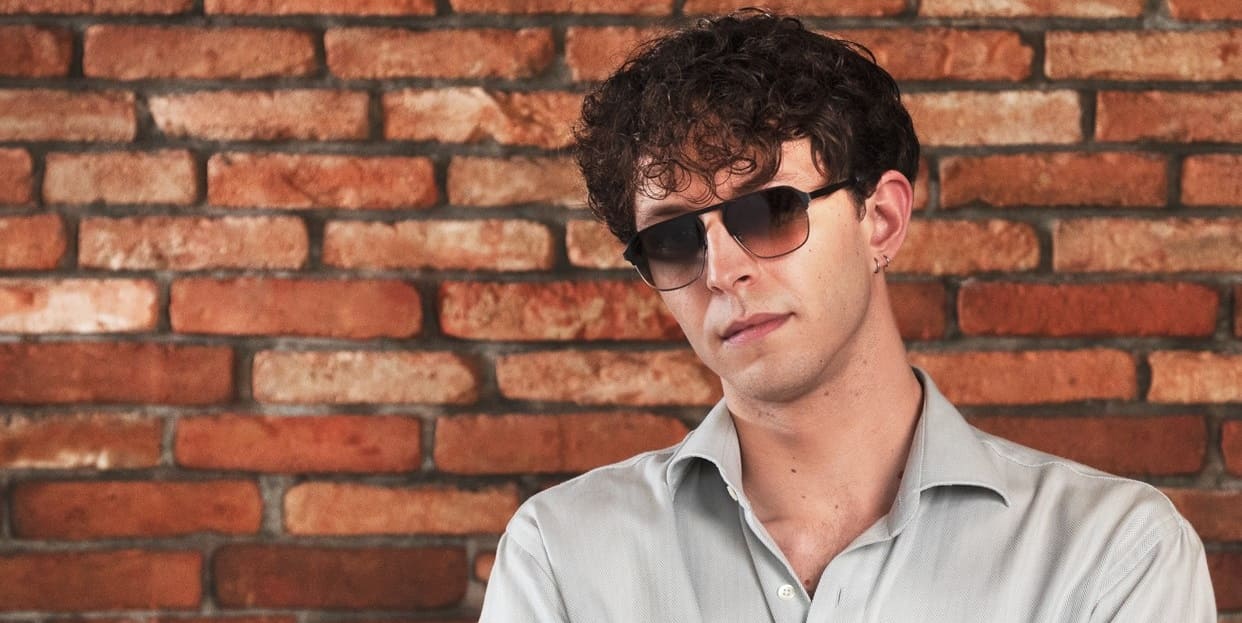 Junger Mann schaut clever in die Kamera mit Bestseller Sonnenbrillen von Optiker Gronde