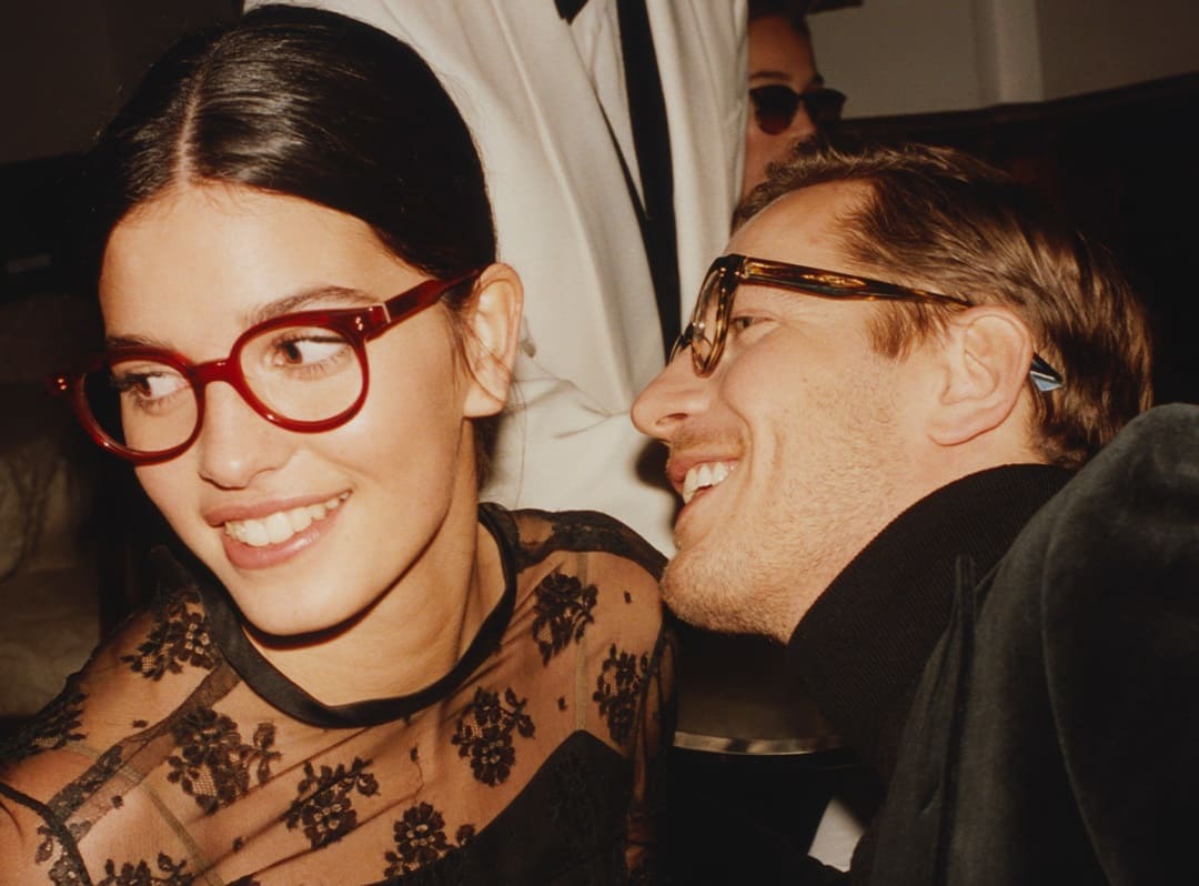 Fröhliches Paar mit Etnia Barcelona Brillen Wayne und Pandora von Optiker Gronde, Augsburg