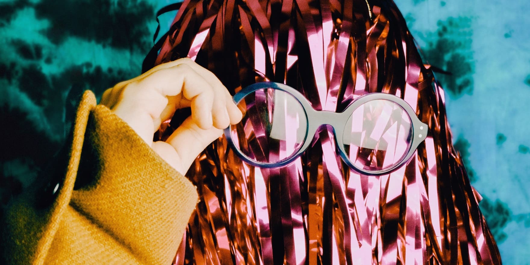 Brillen-Fakten oder Brillen-Mythen. Brille vor Lametta-Wuschelkopf. Blog von Optiker Gronde