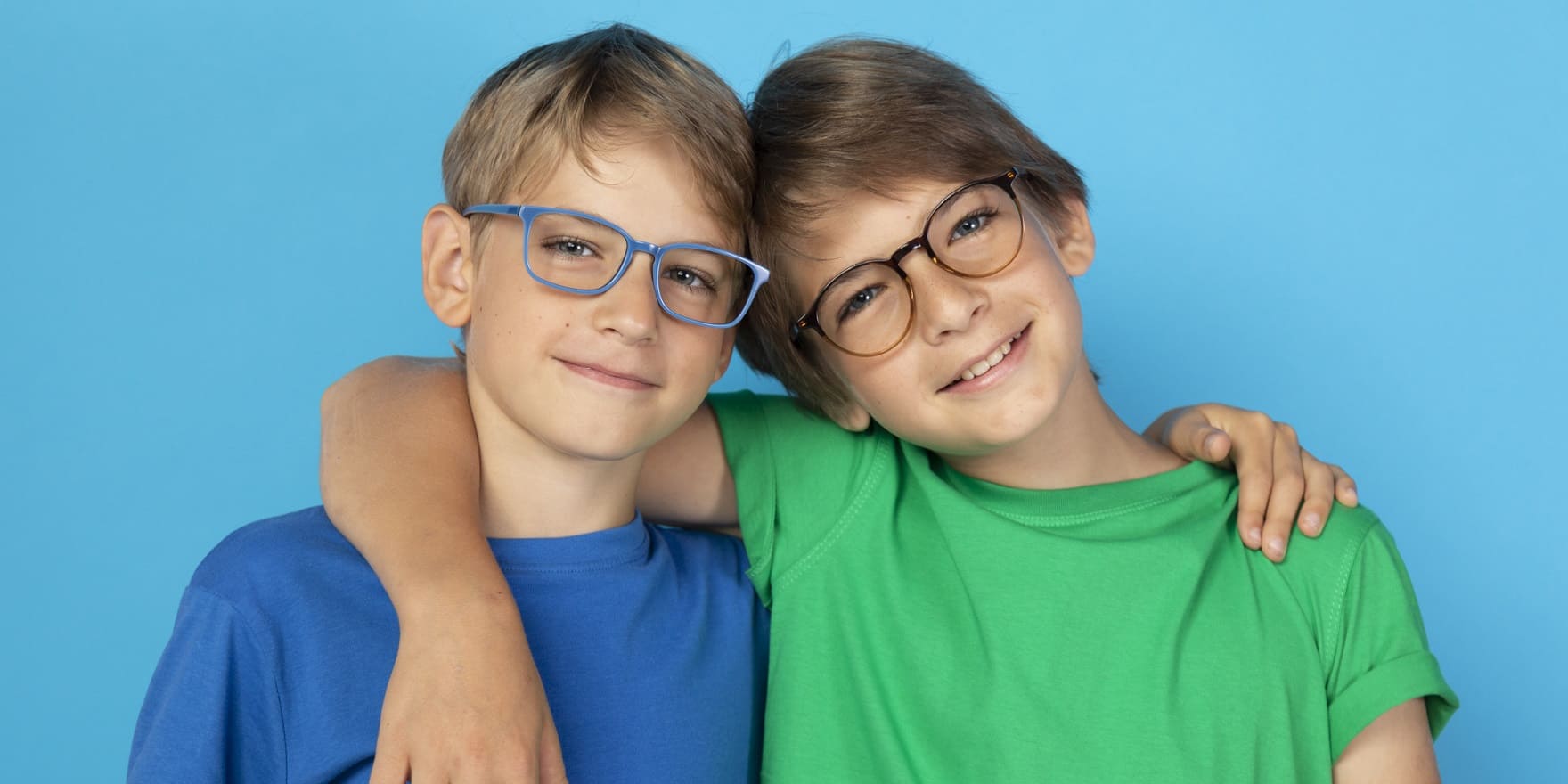 Kinderbrillen: Zwei Jungs in blau und grün mit Kinderbrillen von Optiker Gronde