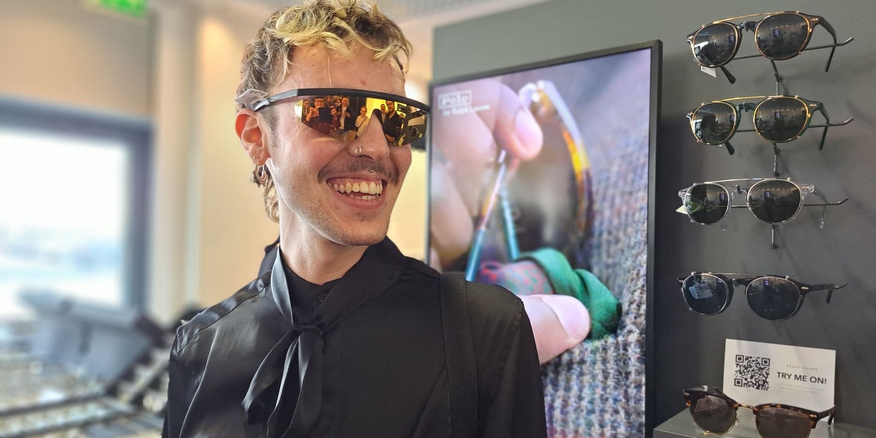 Junger Mann zeigt Brillen-Trends 2024, im Blog von Optiker Gronde
