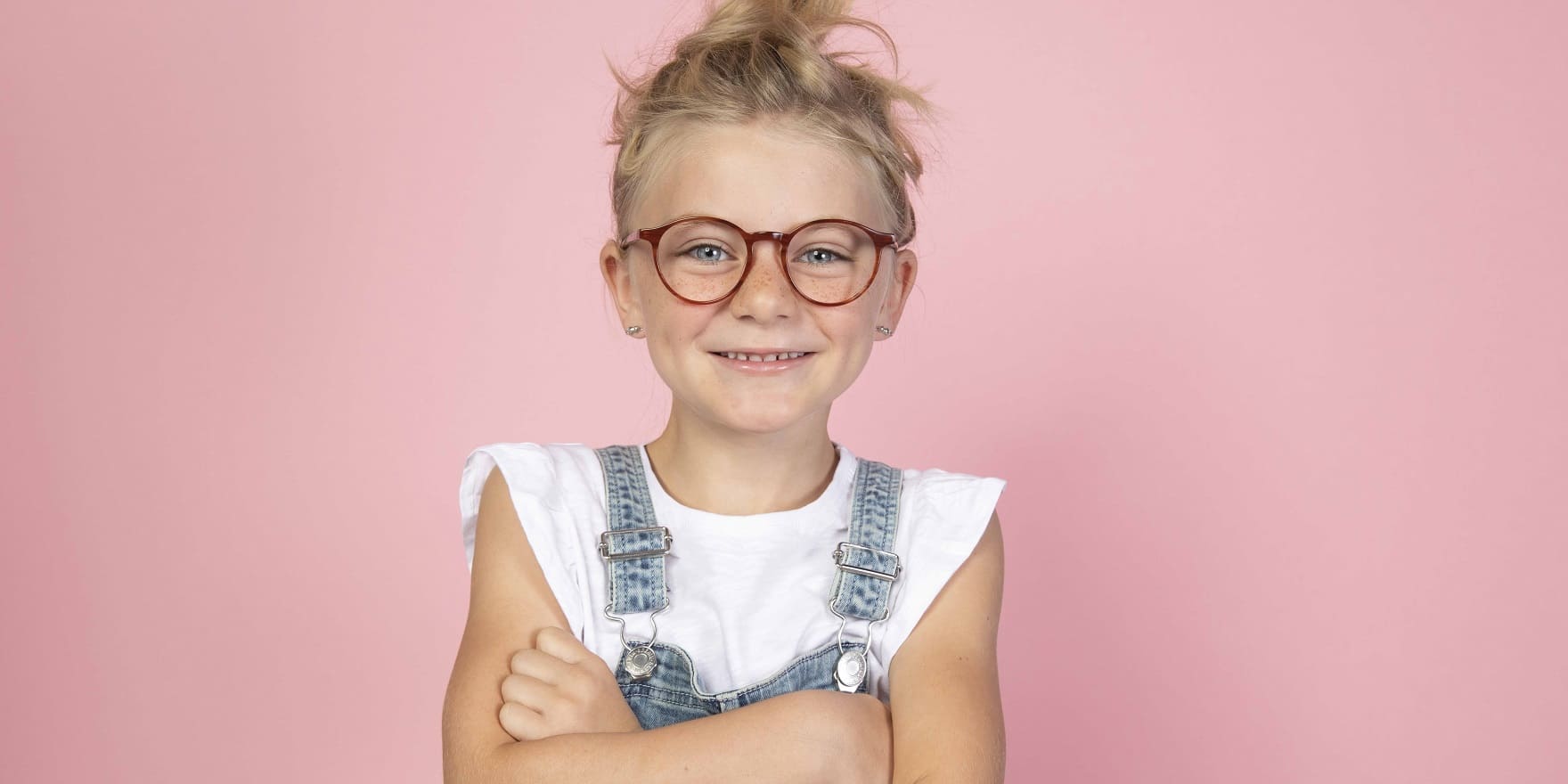 schlaues Mädchen mit Latzhose erklärt wie entsteht Kurzsichtigkeit im Blog von Optiker Gronde