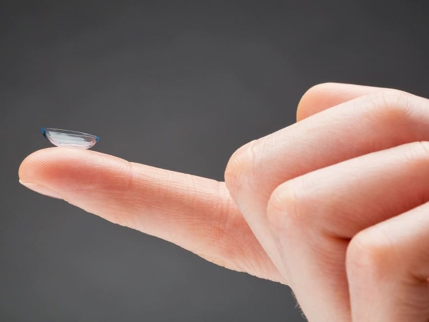 Finger mit Kontaktlinse. Blogartikel zu den häufigsten Fehlern im Umgang mit Kontaktlinsen. Optiker Gronde