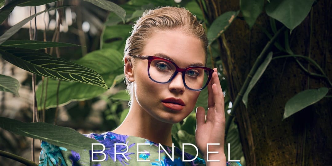 Schöne Blondine mit bunter Brille von Brendel Eyewear, gesehen bei Optiker GRONDE