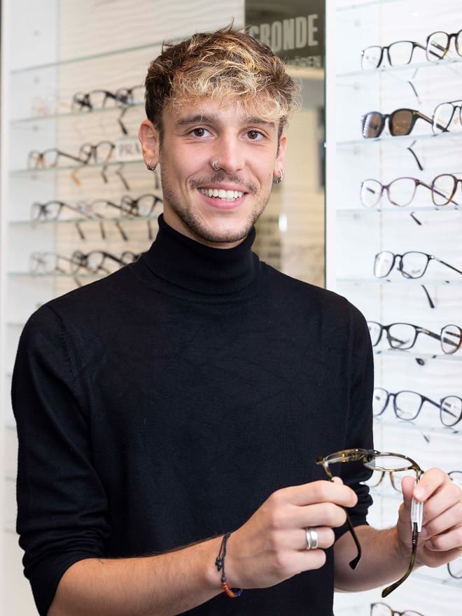 Ausbildung bei GRONDE? Macht Spaß, sagt Keanu vom Team City-Galerie Azubi Keanu macht seine Ausbildung zum Augenoptiker bei Optik Gronde