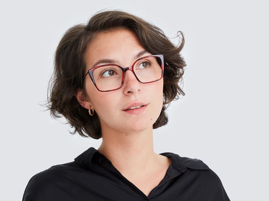 Junge Brünette mit kantiger roter Prodesign Brille von Optiker Gronde