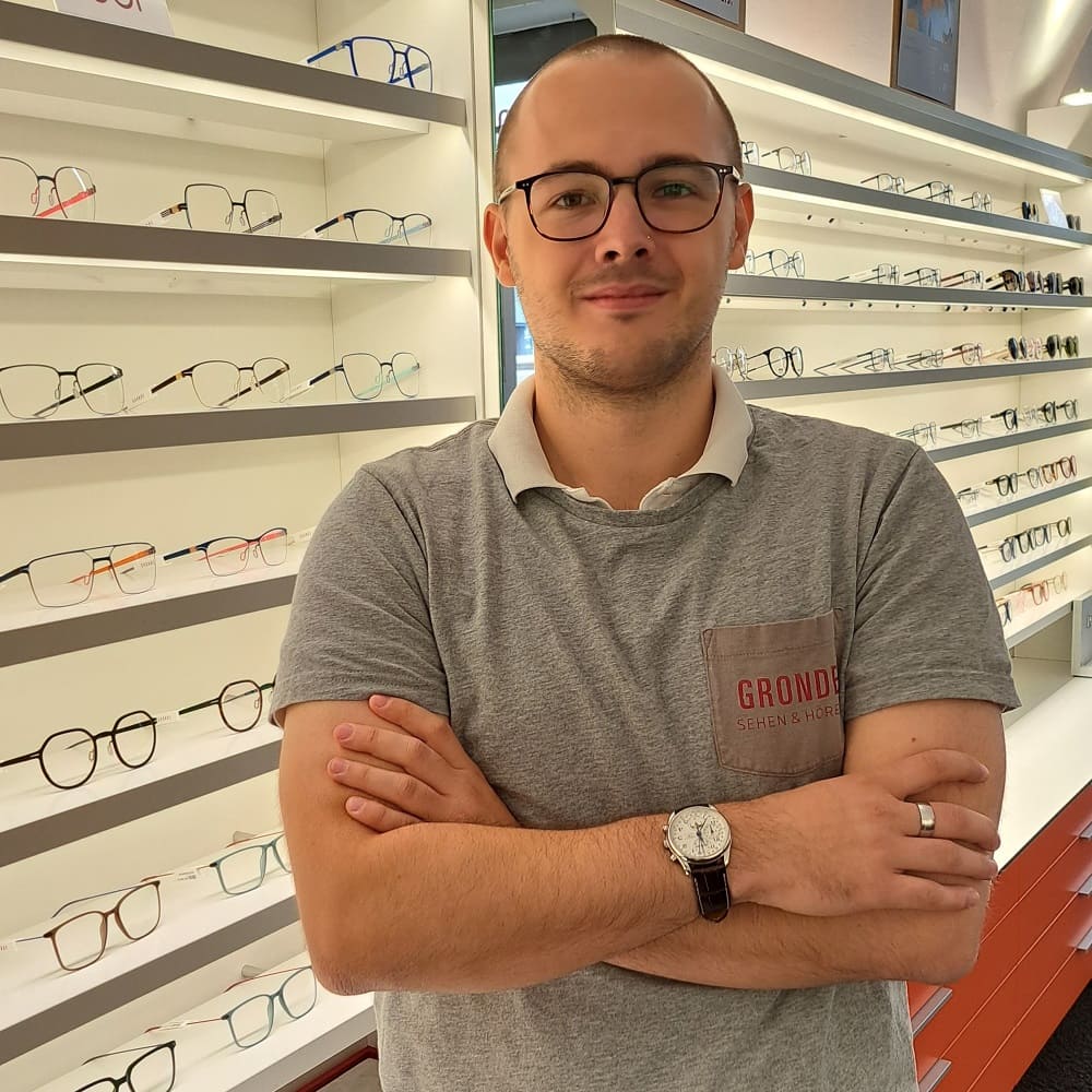 Leo Krischke, Auszubildender in der Augenoptik bei Optiker Gronde, Bobingen