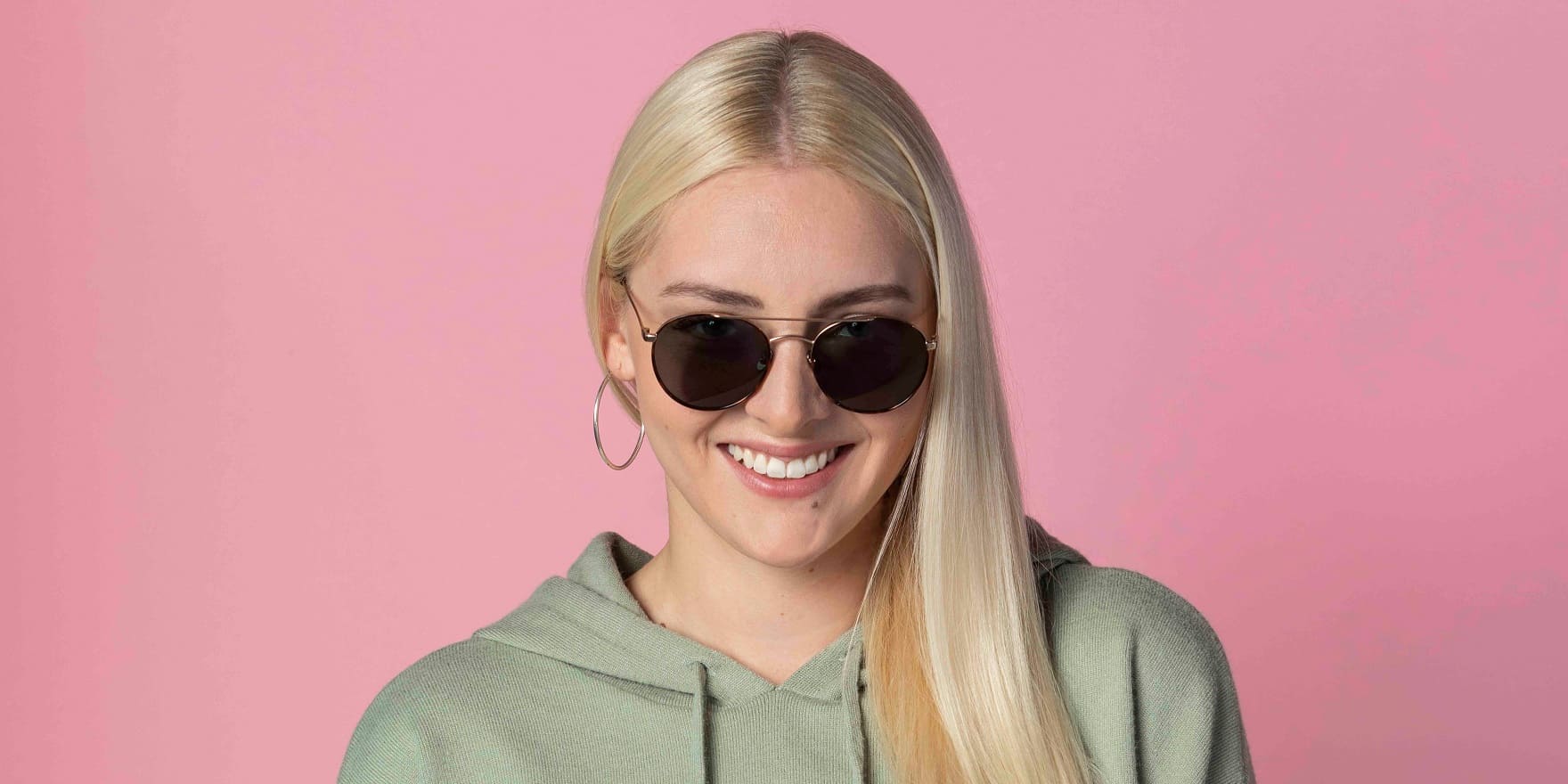 Junge Blondine mit günstiger Sonnenbrille von Optiker Gronde