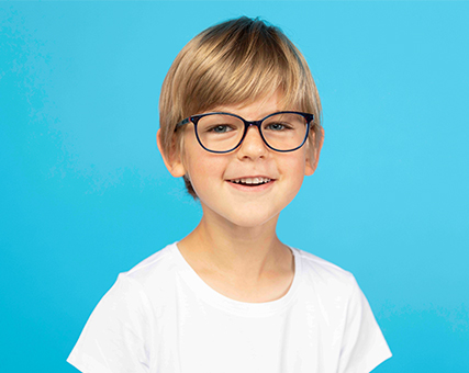 Junge in weiß trägt Kinderbrille von Gronde