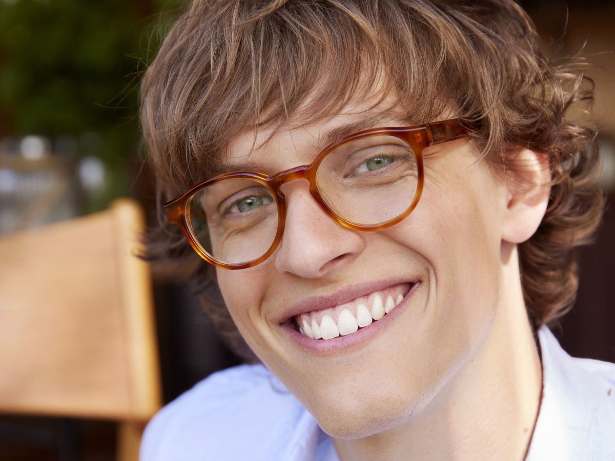 Junger Mann mit Prodesign Brille Cut4 aus dem Angebot von Optiker Gronde