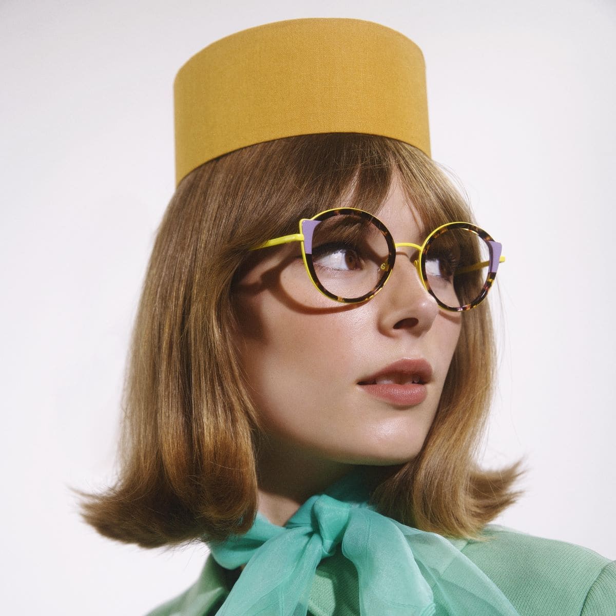 Junge Frau mit grüner Bluse und WOOW Brille Fly Away 1, Farbe 4201, von Optiker Gronde, Augsburg