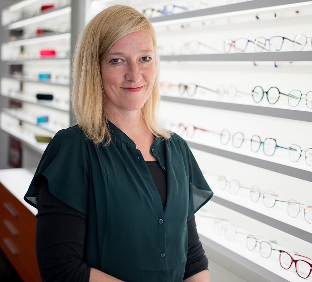 Nadine Wendel, Augenoptikerin, Kontaktlinsenspezialistin und Heilpraktikerin bei Optiker Gronde in Augsburg in der Maximilianstraße