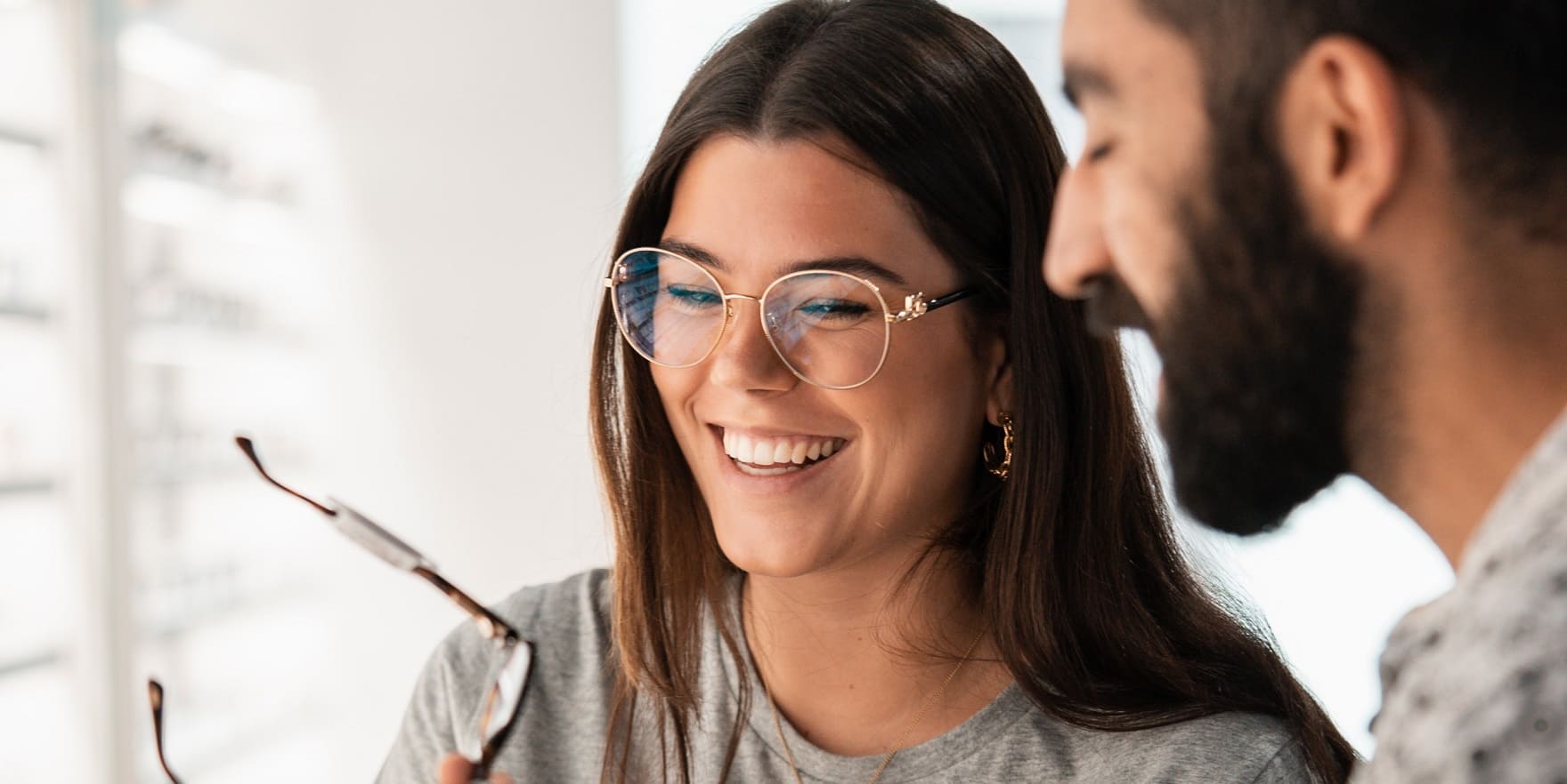 Junge Augenoptikerin berät Kunden bei der Wahl der Brillenfassung. Optiker Gronde Azubi-Tage 2022