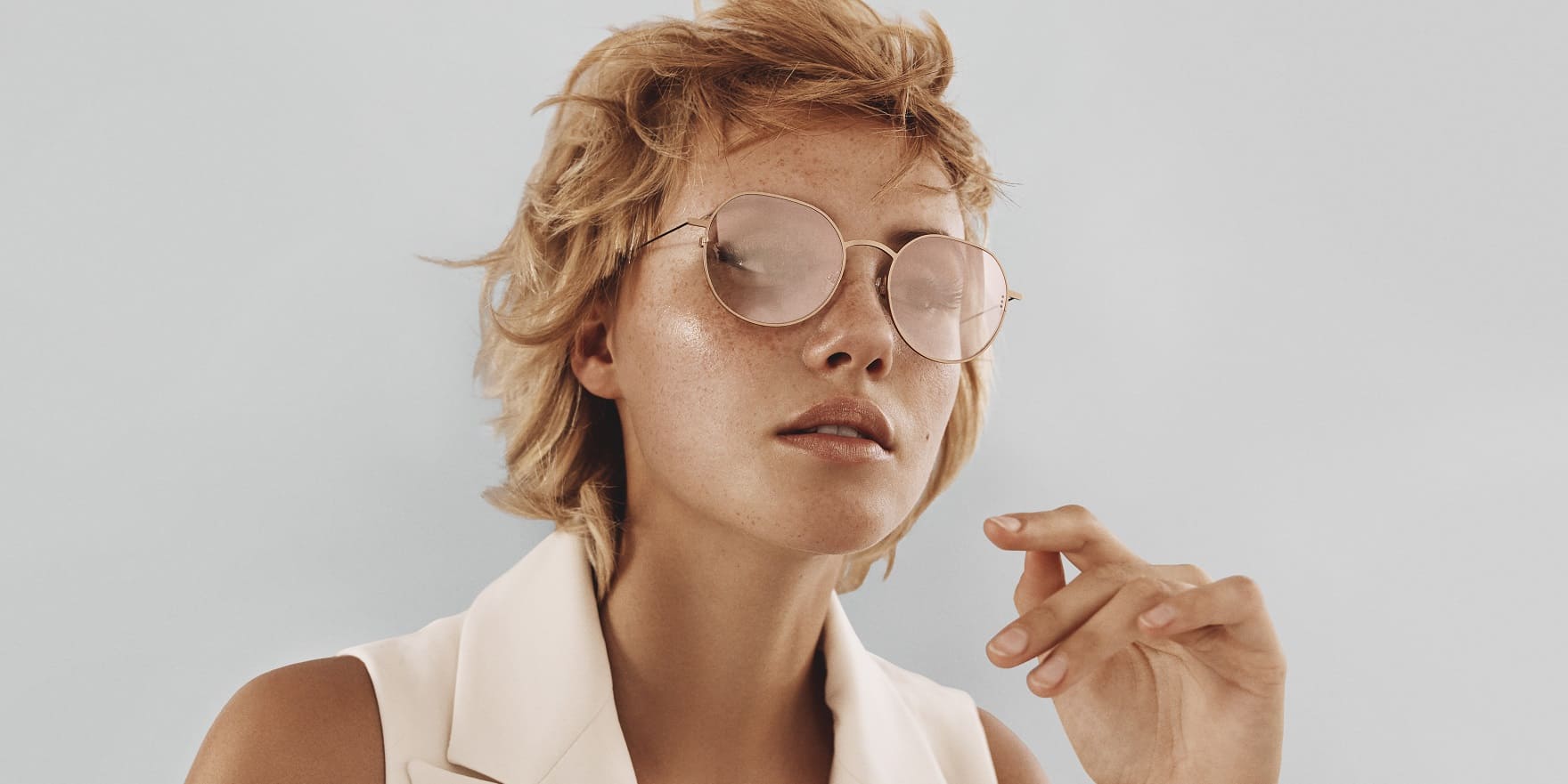 Junge, rotblonde Frau mit Markenbrille von Optiker Gronde