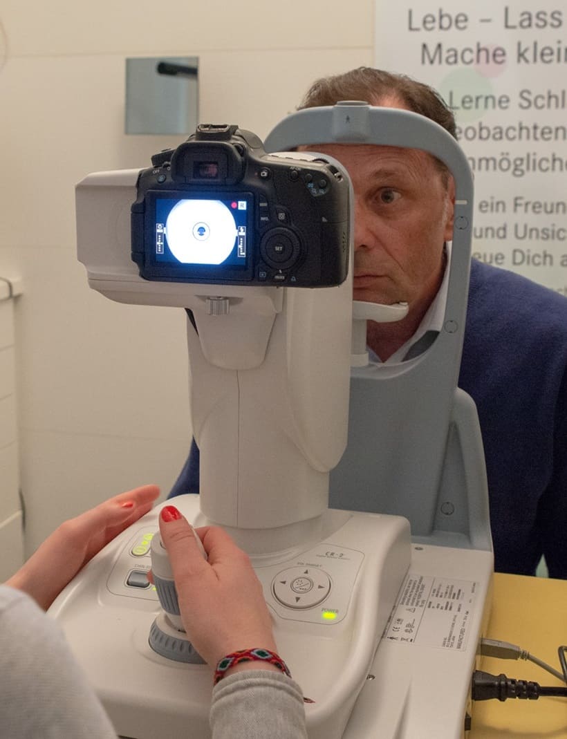 Sehtest & Optometrie mit der Funduskamera bei Optiker Gronde, Hochformat