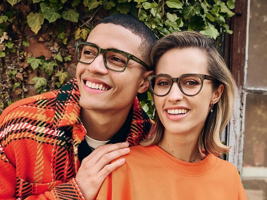 Brillentrends 2023 im Blog von Optiker Gronde: junges Paar mit transparenten Brillen