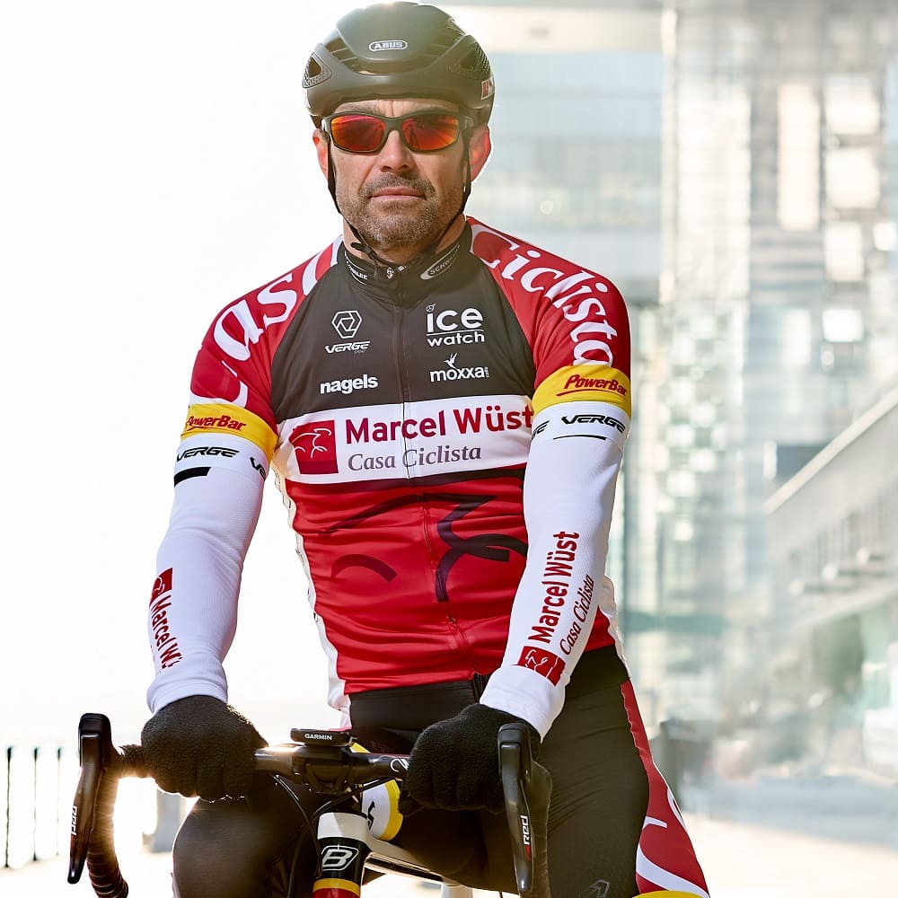 Rad-Profi Marcel Wüst mit Rennrad und NIKA Sportbrille von Optiker Gronde
