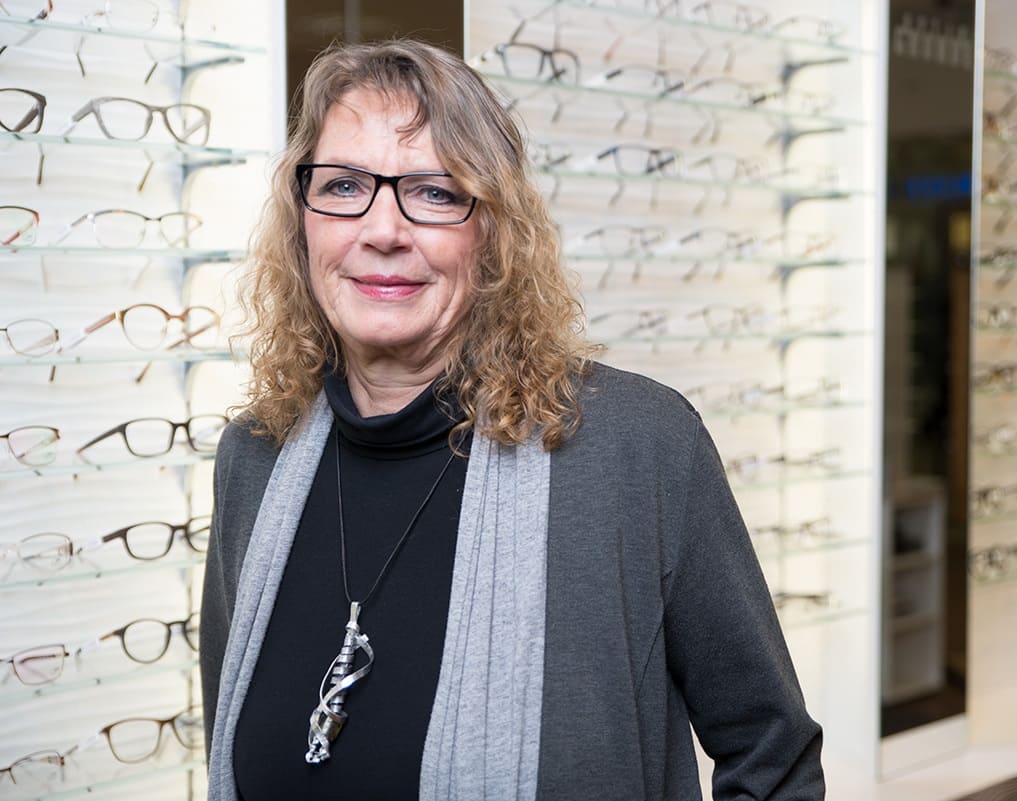 Silvia Gaugenrieder, Augenoptikermeisterin und Kontaktlinsenspezialistin bei Gronde in Augsburg im Schwabencenter