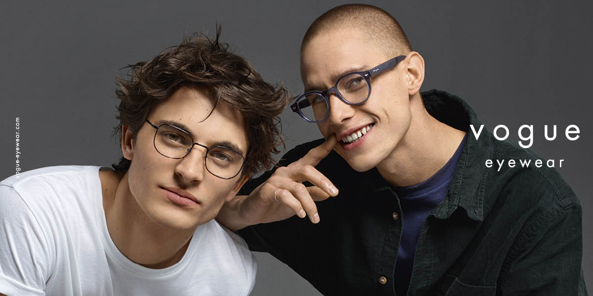Junger Männer mit Vogue Brillen von Optiker Gronde