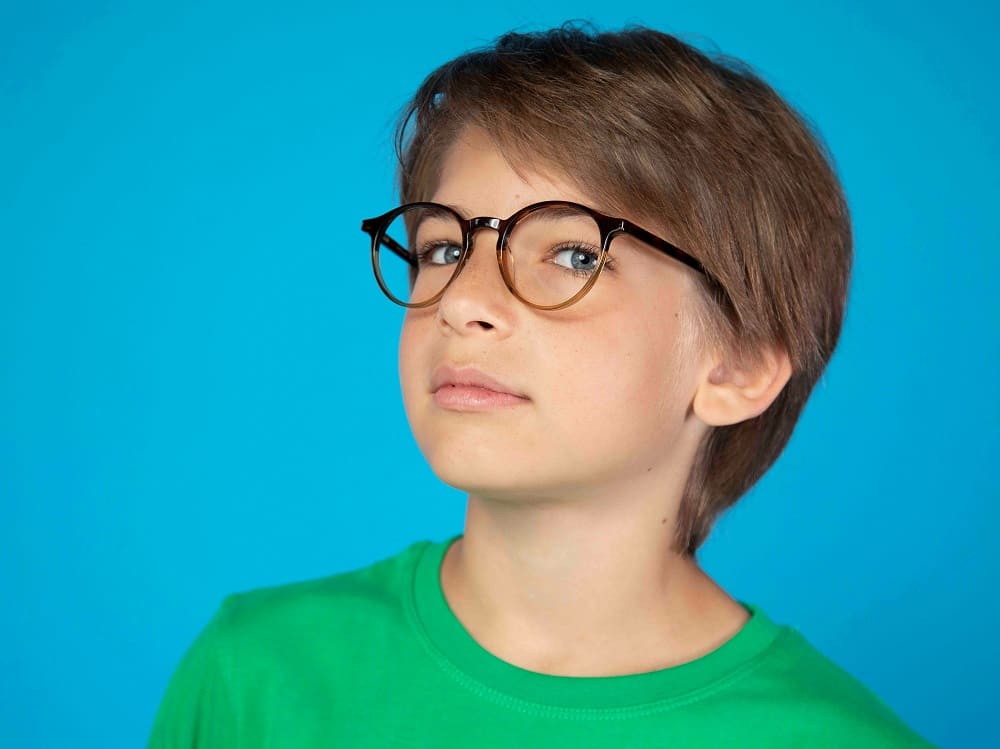 Junge mit seiner Lieblings-Brille in schönem Braun-Verlauf von Optiker Gronde