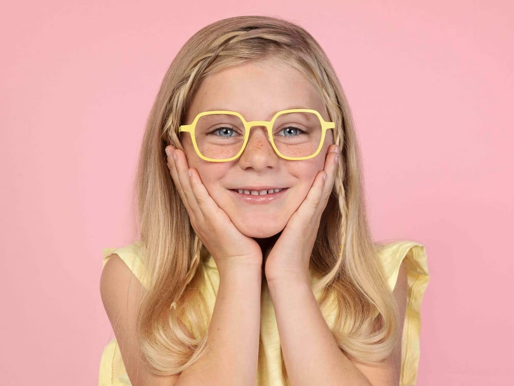 Blondes Mädchen mit gelber Lieblings-Brille von WOOW, bei Optiker Gronde